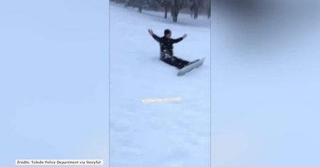Policjant na służbie wykorzystał zimową aurę do… nauki jazdy na snowboardzie