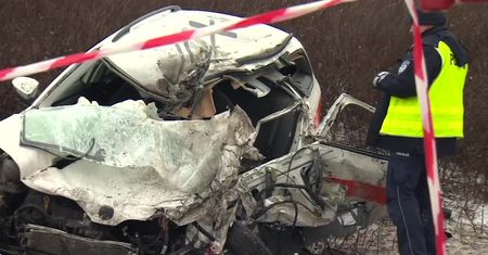 “Ciężarówka wpadła w poślizg i uderzyła w osobówkę”. Zderzenie na DK1 pod Częstochową