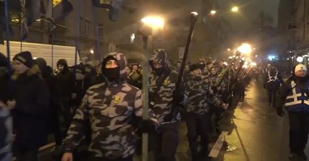 W wojskowych uniformach, z pochodniami. Marsz nacjonalistów w Kijowie w 101. rocznicę bitwy z bolszewikami