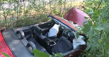 Kabriolet dachował i wpadł do rowu. Trzy osoby trafiły do szpitala