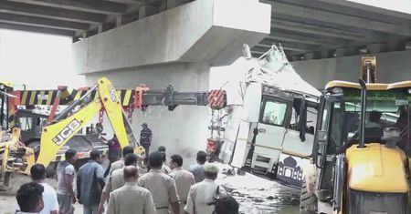 Tragiczny wypadek w Indiach. Autokar spadł z mostu, zginęło 29 osób