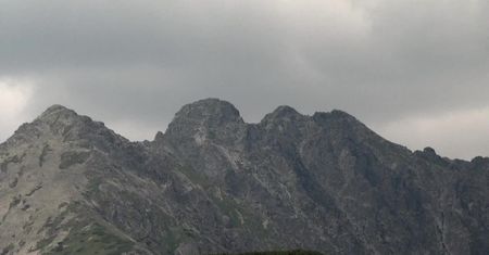 Niebezpieczny wypadek w Tatrach. Kobieta spadła z dużej wysokości i straciła przytomność
