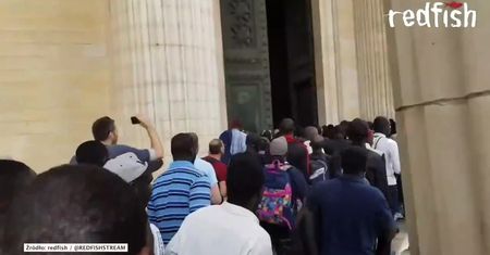 „Czarne Kamizelki” wdarły się do Panteonu w Paryżu. Migranci domagają się legalizacji pobytu we Francji