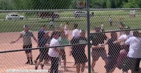 Bijatyka podczas dziecięcego meczu baseballa.