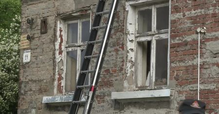Runął strop pustostanu w Kaliszu. Strażacy przeszukali gruzowisko