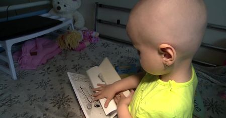 Dzieci z oddziału onkologii w Zabrzu otrzymały książeczki, dzięki którym mają lepiej radzić sobie z chorobą