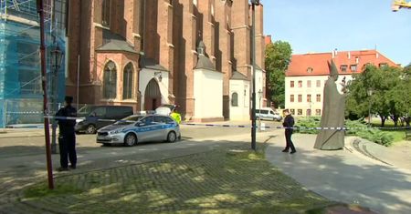 Zarzut usiłowania zabójstwa usłyszał mężczyzna, który zaatakował księdza przed kościołem we Wrocławiu
