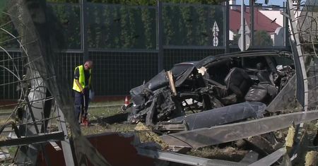 Uderzył w ekran, latarnię i koziołkował. Nie żyje jedna osoba