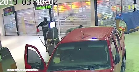 Kradzionym samochodem chcieli wywieźć bankomat z centrum handlowego. Szuka ich policja