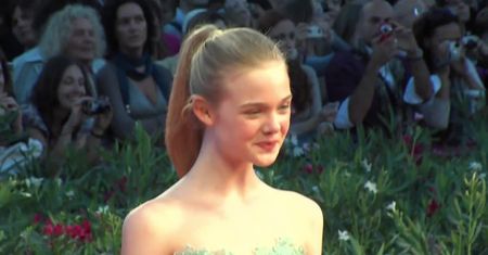 Elle Fanning zemdlała na kolacji podczas Festiwalu Filmowego w Cannes, ponieważ jej sukienka była zbyt ciasna