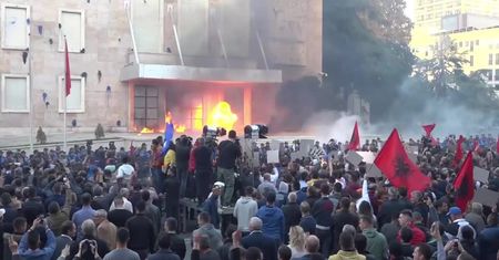 Butelki z benzyną kontra armatki wodne. Kolejne protesty antyrządowe w Tiranie