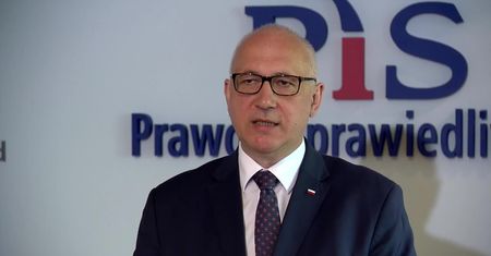 Szef MSW o lądowaniu helikoptera na stadionie: Nie sądzicie chyba, żebym miał na tyle zryty beret, żeby spektakularnie przerywać mecz piłkarski?