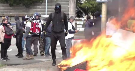 Zamieszki podczas demonstracji “żółtych kamizelek” pod Nantes. Manifestanci podpalali śmietniki i obrzucali policjantów kamieniami