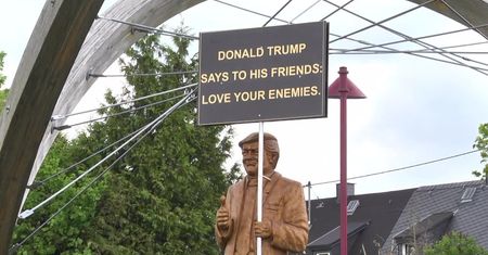 W Niemczech na rondzie stanęła… wielka drewniana rzeźba Donalda Trumpa. Prezydent Stanów Zjednoczonych pozdrawia kierowców uniesionym w górę kciukiem