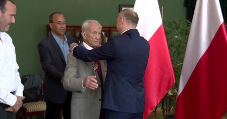 “Przez te wszystkie lata nie spotkałem się z antysemityzmem w Polsce”. Ocalały z holokaustu Edward Mosberg uhonorowany przez prezydenta