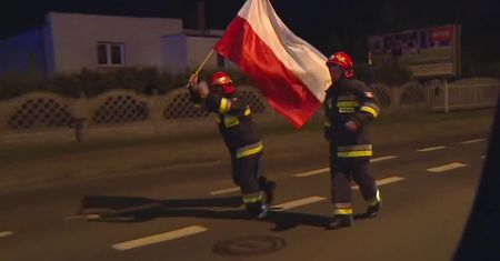 Sztafeta z biało-czerwoną flagą. Lubuscy strażacy biegną z Gorzowa do Zielonej Góry