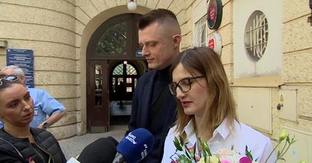 Premier M. Morawiecki przekazał rodzicom sześcioraczków kluczyki do nowego samochodu