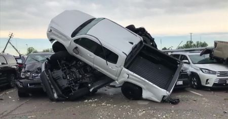 Dziesiątki zniszczonych aut. Tornado w Missouri zdewastowało salon samochodowy