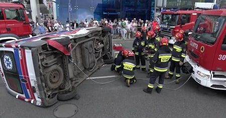 Karetka przewróciła się na bok po zderzeniu z samochodem osobowym. Ratownik medyczny trafił do szpitala