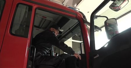 Strzały z wiatrówki do wozu strażackiego w Lubaniu? Sprawę bada policja