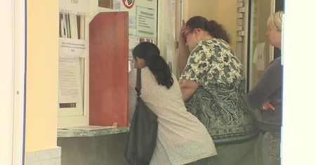 “Wolę mieć to na papierku niż elektronicznie”. Wnioski o 500 plus i 300 plus można już składać w urzędzie lub listownie