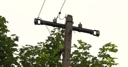 12-latka śmiertelnie porażona prądem. Wbiegła na leżące na polu zerwane przewody elektryczne