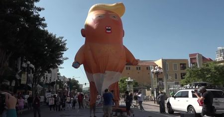 “Prowadzi politykę jak pięciolatek” Ogromny balon D. Trumpa w pieluszce na demonstracji w San Diego