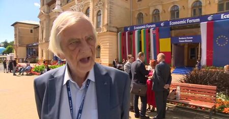 „Te głupki wychodzą codziennie i coś wymyślają”. R. Terlecki o opozycji krytykującej loty polityków