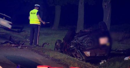 Dwie osoby zginęły wypadku w Moczydle. Samochód został wepchnięty pod tira