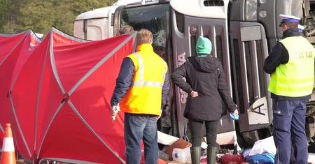 Tir przebił bariery energochłonne i przewrócił się na A1. Kierowca zginął