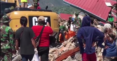 Trwa akcja ratunkowa po trzęsieniu ziemi w Indonezji. Wiadomo już o co najmniej 832 zabitych