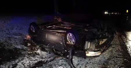 Samochód wpadł w poślizg, wypadł z drogi i dachował. Nikt nie ucierpiał