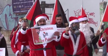 Protest palestyńskich aktywistów w strojach Świętych Mikołajów. Chcą swobodnego dostępu do Betlejem