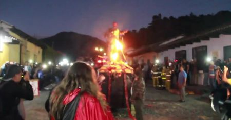 Spalili kukłę diabła i rozpoczęli świąteczne przygotowania