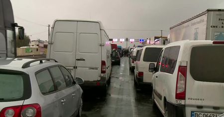 Dziesiątki tirów czekają na przekroczenie granicy. Blokady na przejściach z Ukrainą