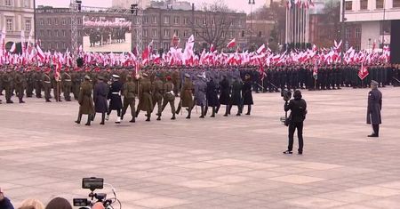 Uroczysta zmiana warty na Placu Piłsudskiego. Obchody 100-lecia odzyskania niepodległości w Warszawie