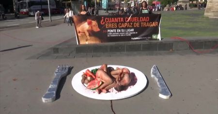 Weganie na talerzu. Nagi protest w Barcelonie przeciwko jedzeniu mięsa