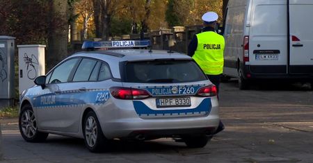 Funkcjonariusze patrolują okolice cmentarzy. Akcja “Znicz” potrwa do końca długiego weekendu