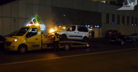 Niecodzienny pożar po kolizji. Samochód zapalił się na lawecie