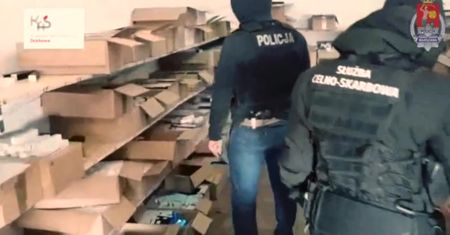 Policja zlikwidowała nielegalną fabrykę perfum pod Warszawą