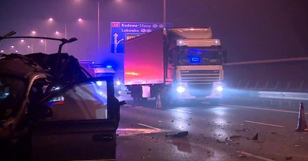 Stał nieoświetlony na pasie awaryjny na A8. Staranował go samochód ciężarowy