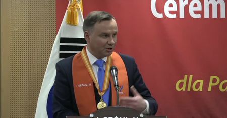 “To wielki zaszczyt otrzymać honorowe obywatelstwo jednego z najnowocześniejszych miast na świecie”. A. Duda w Seulu