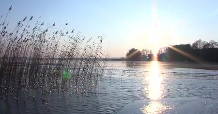 Wędkarze dryfowali na krze. Akcja ratunkowa na jeziorze koło Chojnic