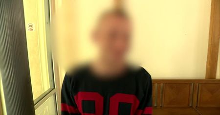 Spóźnił się na swój proces, twierdził, że jest uzależniony od wszystkiego. Sąd wysłał “artystę” do psychiatry