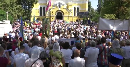 1030. rocznica chrztu Rusi Kijowskiej na Ukrainie. Ponad 65 tys. wiernych uczestniczyło w procesji w Kijowie