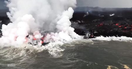 Trzęsienia ziemi i lawa wlewająca się do oceanu. Efektowne zdjęcia następstw erupcji hawajskiego wulkanu