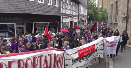 Marsz neonazistów w Dolnej Saksonii. Naprzeciw wiec antyfaszystów