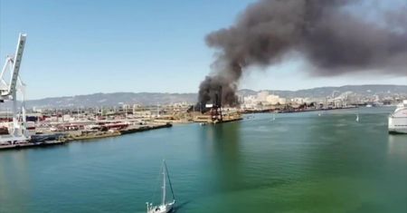 Pożar złomowiska w Oakland. Dym widoczny z kilkunastu kilometrów
