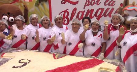 Gigantyczna zapiekanka ziemniaczana w kształcie… koszulki kadry. Tak w Peru świętują powrót na mundial po 36 latach