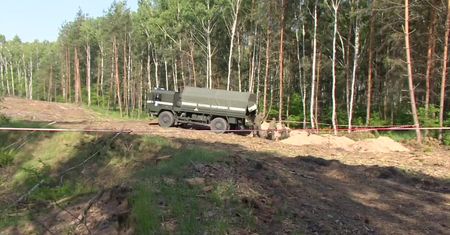 Firma składowała na budowie 1200 pocisków. Saperzy wywożą je w bezpieczne miejsce
